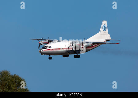 L'ucraina air alliance antonov un-12bp [ur-cgw] sul breve finali della pista 31. Foto Stock