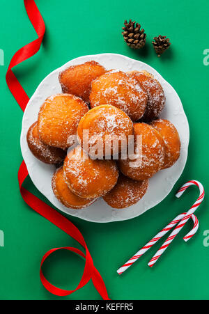 Riempite le ciambelle con marmellata, marmellata o crema su una piastra . festive anno nuovo o stile di natale Foto Stock