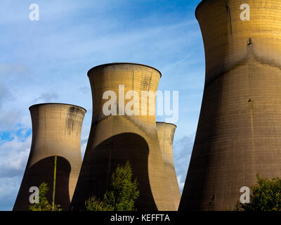 Torri di raffreddamento di Willington Power Station in sud Derbyshire England Regno Unito un Coal Fired power station che azionato fino agli anni novanta. Foto Stock