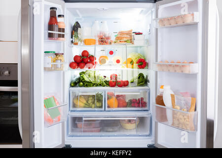 Aprire il frigorifero pieno di frutta fresca e verdura Foto Stock