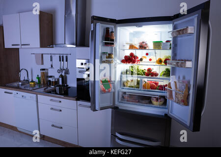Aprire il frigorifero pieno di elementi sani nella cucina moderna Foto Stock