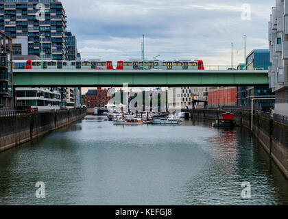 Tram sul ponte sospeso Severin sul canale Colonia Germania Foto Stock