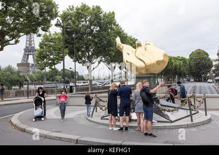 Visitatori intorno alla Flamme de la Liberté, a Parigi, Francia Foto Stock