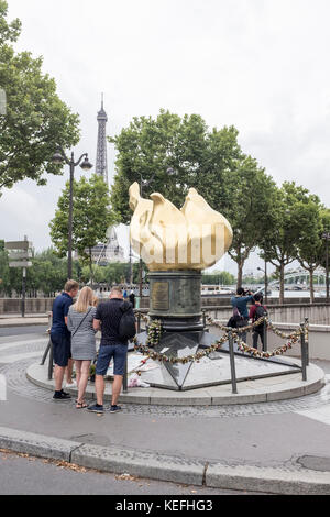 Visitatori intorno alla Flamme de la Liberté, a Parigi, Francia Foto Stock