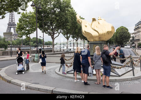 Visitatori intorno alla Flamme de la Liberté, a Parigi, Francia Foto Stock