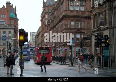 Il traffico pesante inquinamento hotspot fuori della stazione centrale di Hope Street, Glasgow, Regno Unito Foto Stock