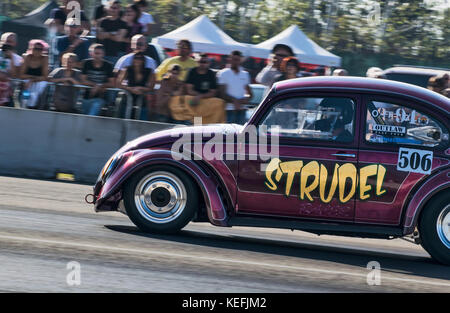 Una vista sui dettagli di un colorato classic wolkswage beetle dragster auto presso un motor show in Italia Foto Stock