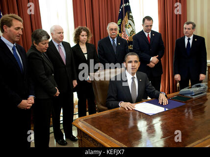Da sinistra, rappresentante degli Stati Uniti Paolo Gosar (repubblicano di Arizona), U.S. Rappresentante Jeff Flake (repubblicano di Arizona), U.S. Segretario di Homeland Security Janet A. Napolitano, U.S. Il senatore John McCain (repubblicano di Arizona), Pia Carusone, capo del personale per gli Stati Uniti Rappresentante Gabrielle Giffords (Democratico di Arizona), U.S. Rappresentante ed il pastore (Democratico di Arizona), U.S. Rappresentante Trent Franks (repubblicano di Arizona) e U.S. Rappresentante David Schweikert (repubblicano di Arizona) attendere per gli Stati Uniti Il presidente Barack Obama a firmare il John M. Roll United States Courthouse Bill Foto Stock