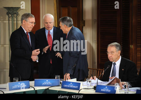 Senato degli Stati Uniti di leader repubblicano Mitch McConnell (Repubblicano del Kentucky), sinistra, U.S. Il senatore John McCain (repubblicano di Arizona), la seconda a sinistra, E DEGLI STATI UNITI Il repubblicano del senato frusta Jon Kyl (repubblicano di Arizona), la seconda a destra, parlare prima U.S. Il presidente Barack Obama di osservazioni di apertura a un incontro bipartisan per discutere la riforma sanitaria la legislazione a Blair House di Washington DC, Stati Uniti d'America 25 febbraio 2010. Il presidente Obama sta ospitando un teletrasmesso health care vertice con il democratico e repubblicano legislatori negli sforzi di craft healthcare revisione della legislazione. Stati Uniti Il senatore Chuck Grassley (repubblicano Foto Stock