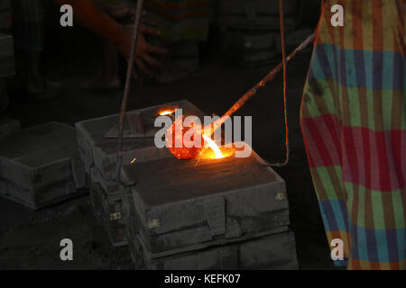 I lavoratori nell'acciaio rilaminatori lavorare senza la giusta sicurezza ingranaggio o strumenti. In questi mulini è ferro forgiato nel 1200 + A 1300+ Celsius. In un tale egli Foto Stock