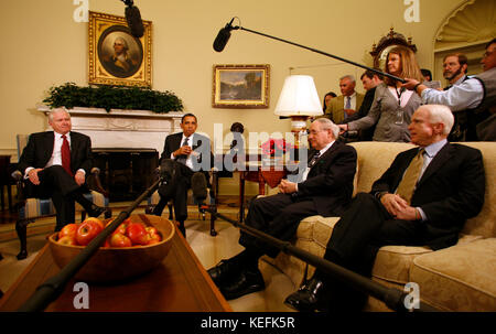 Washington, DC - Aprile 30, 2009 -- Il Presidente degli Stati Uniti Barack Obama fa una dichiarazione a seguito del suo incontro nell'Ufficio Ovale della Casa Bianca con il Segretario della Difesa Robert Gates (sinistra), Sen. Carl Levin (D-MI), e John McCain (R-AZ) sugli appalti pubblici della difesa riforma, Washington DC, giovedì 30 aprile, 2009. .Credito: Martin H. Simon - Piscina via CNP /MediaPunch Foto Stock