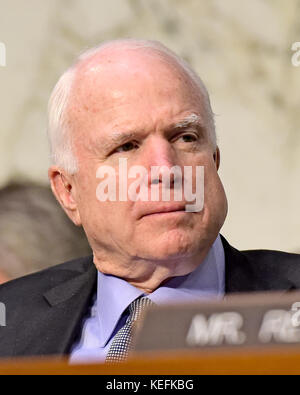 Stati Uniti il senatore John McCain (repubblicano di Arizona), Presidente, noi Comitato del Senato sulle forze armate durante l'audizione di conferma per il tenente generale Robert B. Neller, USMC come Generale e Comandante della US Marine Corps al Campidoglio di Washington il giovedì, 23 luglio, 2015. Credito: Ron Sachs / CNP /MediaPunch Foto Stock