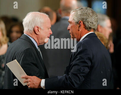 Boston, ma - 29 agosto 2009 -- Il senatore degli Stati Uniti John McCain (L) parla con l'ex presidente degli Stati Uniti George W. Bush (R) mentre aspettano l'inizio. Durante i servizi funerali per il senatore degli Stati Uniti Edward Kennedy alla Basilica Di Nostra Signora del Perpetuo Soccorso a Boston, Massachusetts 29 agosto 2009. Il senatore Kennedy è morto alla fine di martedì dopo una battaglia contro il cancro..Credit: Brian Snyder- Pool via CNP /MediaPunch Foto Stock