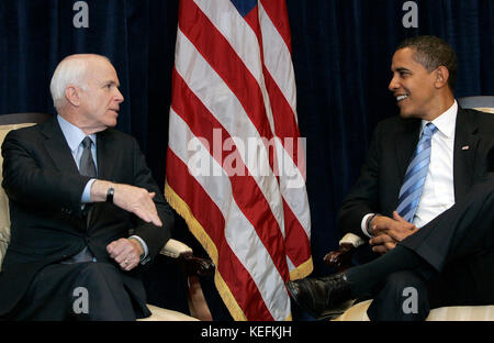 Chicago, il - 17 novembre 2008 -- il Presidente eletto degli Stati Uniti Barack Obama, destra, si incontra con l'ex candidato presidenziale repubblicano il senatore degli Stati Uniti John McCain (repubblicano dell'Arizona), a sinistra, all'ufficio di transizione di Obama Lunedi, 17 novembre 2008, a Chicago, Illinois. Credito: Frank Polich - Pool via CNP /MediaPunch Foto Stock