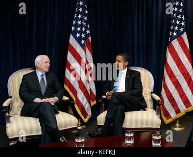 Chicago, il - 17 novembre 2008 -- il Presidente eletto degli Stati Uniti Barack Obama, destra, si incontra con l'ex candidato presidenziale repubblicano il senatore degli Stati Uniti John McCain (repubblicano dell'Arizona), a sinistra, all'ufficio di transizione di Obama Lunedi, 17 novembre 2008, a Chicago, Illinois. Credito: Frank Polich - Pool via CNP /MediaPunch Foto Stock