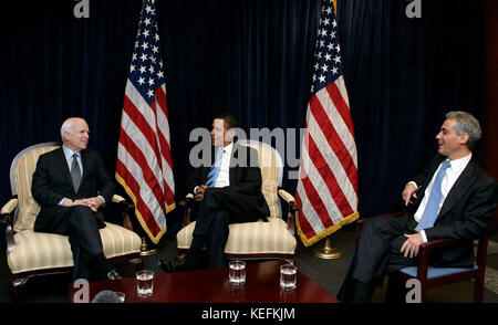 Chicago, il - 17 novembre 2008 -- il presidente eletto degli Stati Uniti Barack Obama (centro), si incontra con l'ex candidato presidenziale repubblicano senatore degli Stati Uniti John McCain (repubblicano dell'Arizona), sinistra, e Obama capo Di Staff Rohm Emanuel, a destra, presso l'ufficio di transizione di Obama Lunedi, 17 novembre 2008, a Chicago, Illinois..Credit: Frank Polich - Pool via CNP /MediaPunch Foto Stock