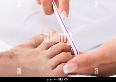 Close-up foto di un Manicurist facendo Pedicure Foto Stock