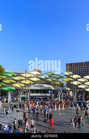 Persone che fanno shopping al centro commerciale Stratford Centre, esterno con le sculture Shoal, Stratford, Londra, Inghilterra Foto Stock