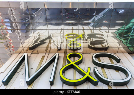 M&s, Marks & Spencer il logo del marchio e insegna al di fuori il Westfield stratford store, london, Regno Unito Foto Stock