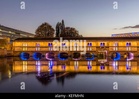 Vista serale del barrage vauban sul fiume Ill nella città di Strasburgo Foto Stock