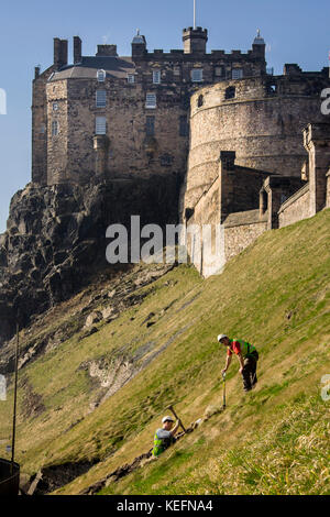 Edimburgo, Scozia - 4 marzo 2010: Lavoratori che scavano terra accanto al Castello di Edimburgo, il 4 marzo 2010. Edimburgo, Scozia Foto Stock