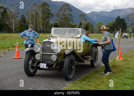 HAUPIRI, Nuova Zelanda, Marzo 18, 2017: i concorrenti in un'auto d'epoca rally stendere in una concorrenza temporizzato. Il veicolo è una 1930 Alvis argento Foto Stock