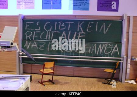 MAGDEBURG, Germania - 11 gennaio 2017: le proteste degli studenti presso l Università di Magdeburg contro una lezione del partito populista AfD. Uno studente ha scritto: Foto Stock