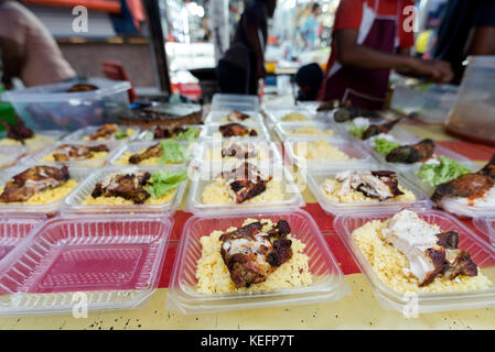 Molti prendere via vasche del pollo arrosto e il riso in attesa su una strada di stallo alimentare in un mercato nel sud est asiatico, Foto Stock