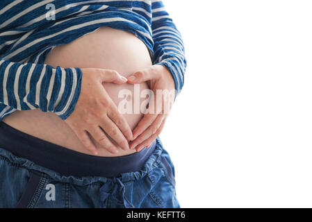 Donna incinta toccando e strofinando il ventre, madre stroking e stimolando l'addome, adulto femmina caucasica nel quinto mese o venti prima settimana di Foto Stock