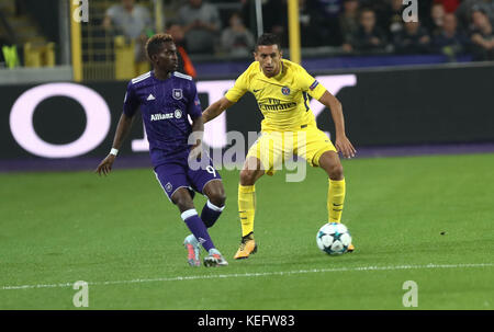 Anderslecht, Belgio. 18 ottobre 2017. Marquinhios (Paris Saint Germain) e Henry Onyekuru (Anderlecht) durante la partita di Champions League Anderl Foto Stock