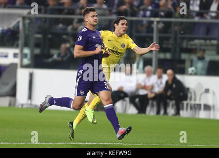 Anderslecht, Belgio. 18 ottobre 2017. Edinson Cavani (Paris Saint Germain) e Leander Dendoncker (Anderlecht) durante la partita di Champions League Foto Stock