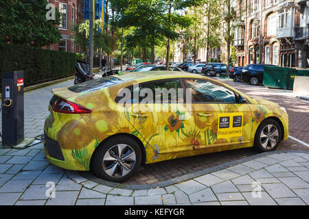 Amsterdam, Paesi Bassi - 23 agosto 2017: pubblicità di Van Gogh sulla hyundai auto elettrica sul parcheggio di amsterdam Foto Stock