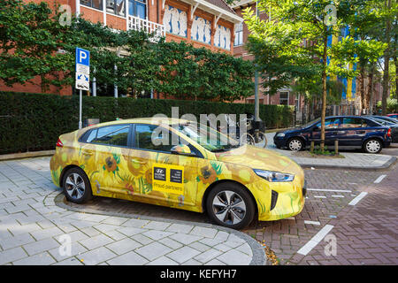 Amsterdam, Paesi Bassi - 23 agosto 2017: pubblicità di Van Gogh sulla hyundai auto elettrica sul parcheggio di amsterdam Foto Stock