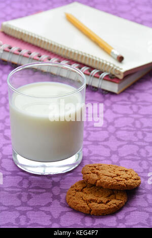 Latte e biscotti per un dopo scuola snack. in formato verticale e tiro in presenza di luce naturale. Foto Stock