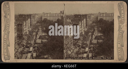 Per vigili del fuoco parata del giorno del lavoro, Broadway, New York, da Robert N. Dennis raccolta di vista stereoscopica 3 Foto Stock