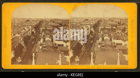Questa vista stereoscopica cattura Arch Street da Broad Street, offrendo uno sguardo sul paesaggio stradale di una città americana. L'immagine fa parte della collezione Robert N. Dennis, che fornisce documenti storici visivi della fine del XIX secolo e dell'inizio del XX secolo. Foto Stock