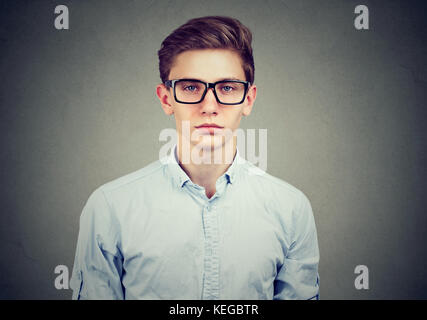 Ritratto di un giovane serio con gli occhiali Foto Stock