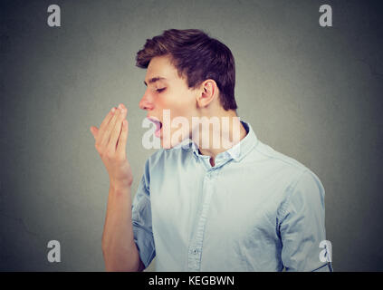 Giovane uomo controllo del respiro con la sua mano. Foto Stock