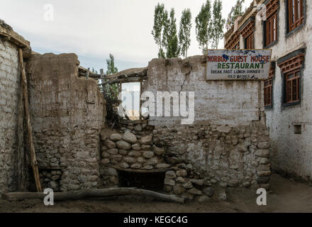 Un segno per una guest house di un villaggio sgangherato in Ladakh, India Foto Stock