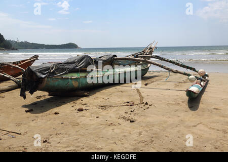 Unawatuna Galle della provincia meridionale dello Sri Lanka Outrigger sulla spiaggia Foto Stock