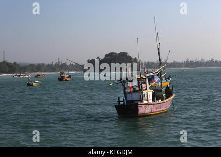 Ancoraggio Kapparathota Galle della provincia meridionale dello Sri Lanka barche da pesca Foto Stock