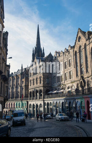 Victoria Street che conduce a Grassmarket nel centro di Edimburgo, Scozia Foto Stock