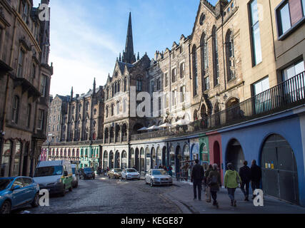 Victoria Street che conduce a Grassmarket nel centro di Edimburgo, Scozia Foto Stock