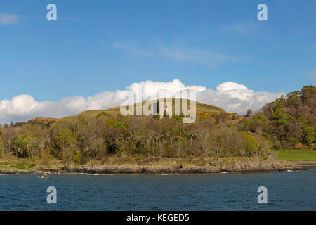 Il castello di AROS, noto anche come Castello Dounarwyse, rovinato un castello del XIII secolo vicino Salene sull'Isle of Mull, Scozia. Foto Stock