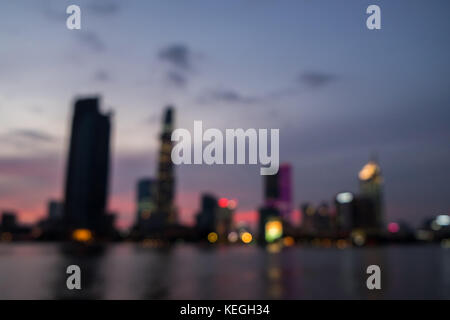 Vista della strada con il stile di sfocatura rendendo bokeh scena Foto Stock