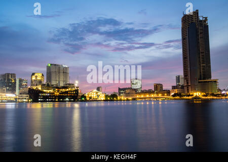 Tramonto sul centro di Saigon, a Ho Chi Minh city, Viet Nam. Ho Chi Minh city è la città più grande del Vietnam ed è il centro economico del paese Foto Stock