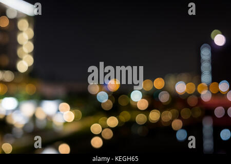 Vista della strada con il stile di sfocatura rendendo bokeh scena Foto Stock