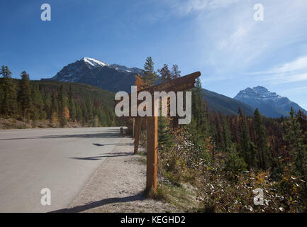 Segni di legno che mostra la direzione e la distanza di Edith Cavell mountain e athabasca pass in Jasper, Alberta Foto Stock