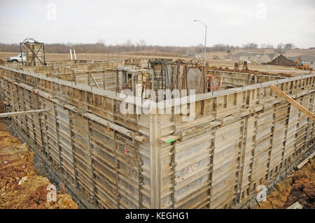 Fondazione in fase di costruzione di una casa di serie 2 Foto Stock