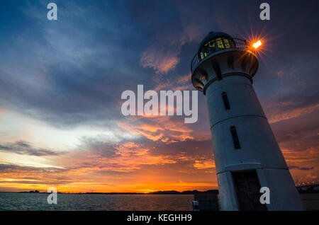 Raffles marina faro immergere nel firmamento del bel tramonto. il faro è stato costruito nel 1994 e si affaccia sul tuas secondo link, singapor Foto Stock